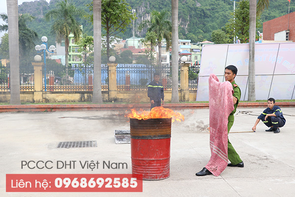 Sử dụng chăn chiên chữa cháy tại Phú Thọ để dập đám cháy