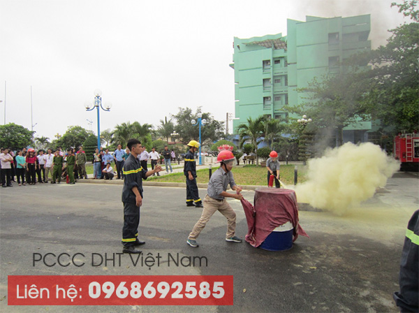 Tập huấn c&aacute;ch sử dụng chăn chi&ecirc;n chữa ch&aacute;y tại Th&aacute;i Nguy&ecirc;n.