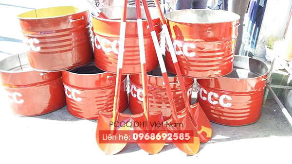 Những công cụ trang bị kèm thùng phuy chữa cháy