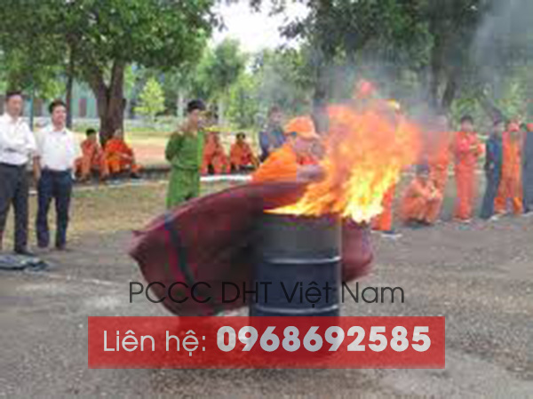 Thùng phuy dùng trong buổi diễn tập pccc