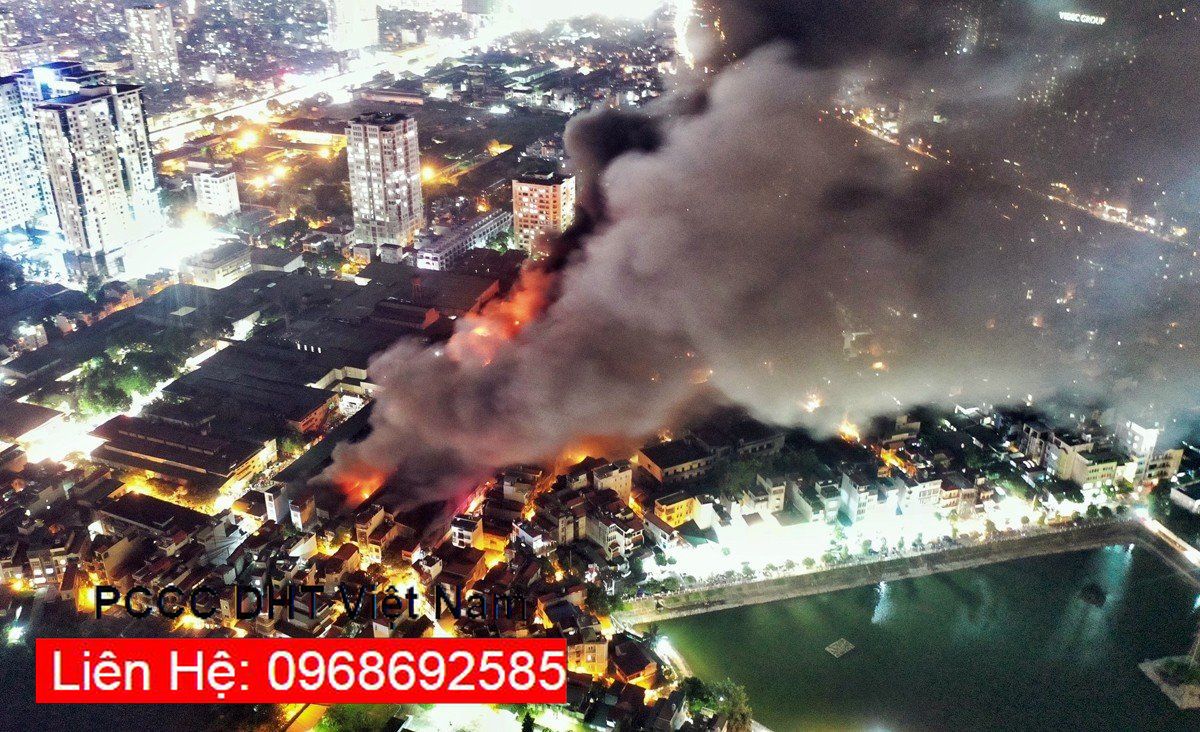 Đám cháy lớn tại một khu công nghiệp