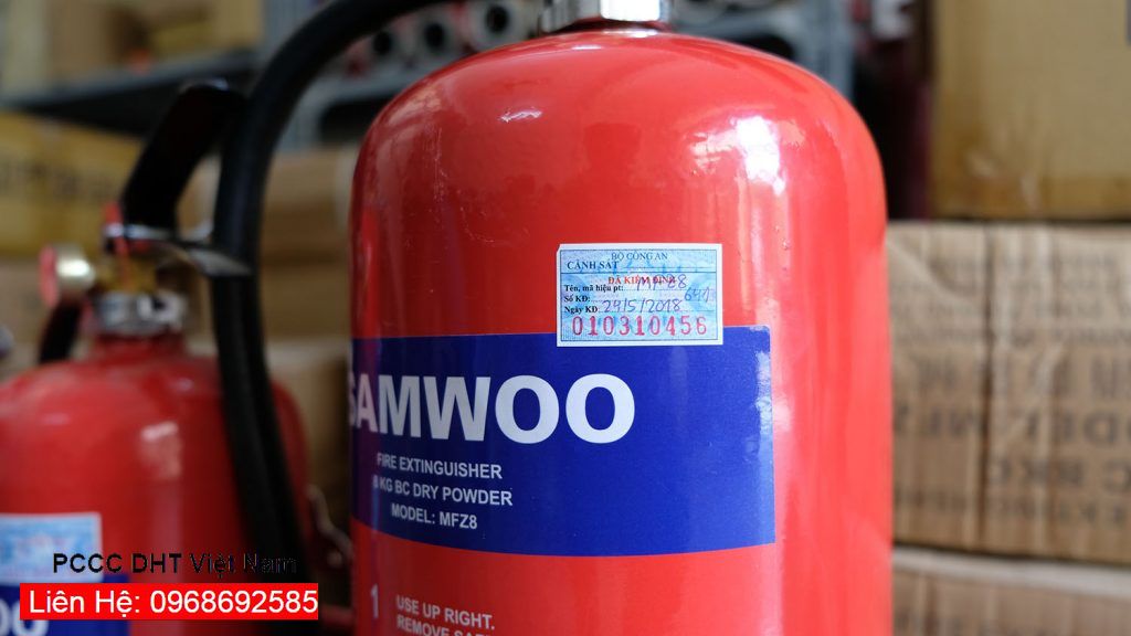Bình chữa cháy chất lượng tốt có tem kiểm định rõ ràng ở cụm Đông Bắc