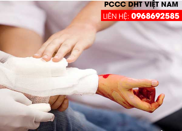 Túi cứu thương loại A giúp bạn có thể xử lý vết thương kịp thời